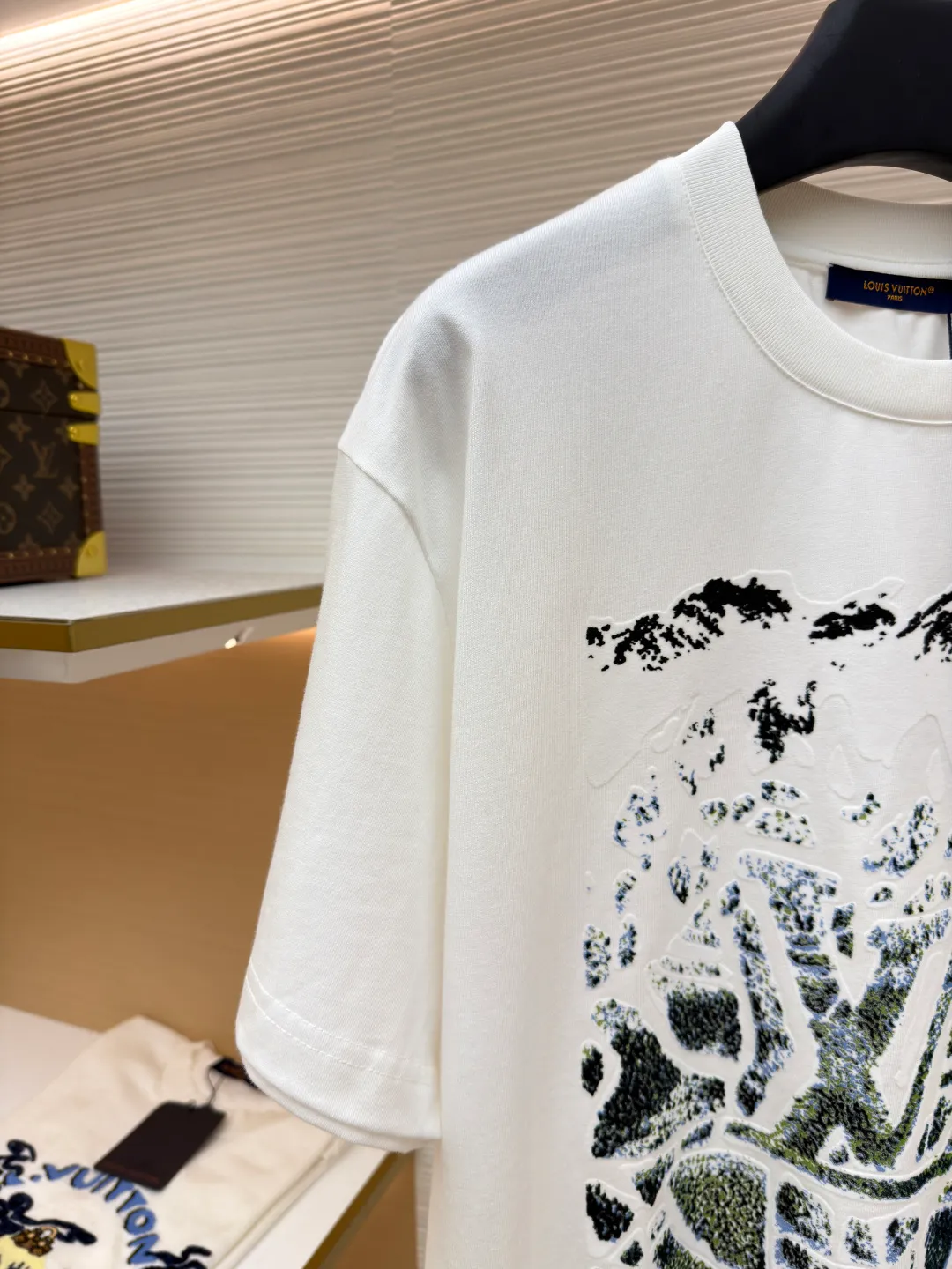 LOUIS VUITTON SKI ski foam flocked printed T-shirt short sleeves ●Original version: purchased and developed by 14029 ●Item number: 1681310-A15 ●Fabric: velvet fabric ●Technology: flocking production ●Color: white ●Version: fitted version ●Weight: about 275 grams ●Size: XS-S-M-L ●Description: Made of 60-count mercerized double-ply fabric with 1*1 Salona thread. After the garment is made, the fabric is fermented using a special washing process to prevent shrinkage and maintain the softness of the fabric. The front uses foam printing and a customized 1:1 trademark. The overall wiring is straight and delicate, the fabric is comfortable and soft, and the color is consistent without color difference. It can be matched with the same style to create a fashionable look and control various occasions. Customized accessories, complete with three standards, same style for men and women!